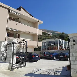 Hotel Voyage, Wlora